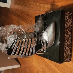 NIB Shoe Republic LA silver heels "Moose" size 8